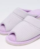 PANTUFA FEMININO PUFF EM VISCOLYCRA ATOALHADO LISTRADA COM SOLADO DE EVA ANATÔMICO LILAS