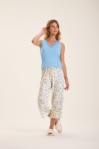 PIJAMA FEMININO COM CALÇA CAPRI E REGATA AZUL FLORAL - COR COM AMOR