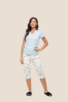 PIJAMA FEMININO MANGA CURTA E CAL&Ccedil;A CAPRI AZUL FOLHAGEM - UNIVERSO TOQUE