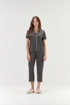 PIJAMA FEMININO COM BOTÕES E CALÇA CAPRI POÁ ESTRELAS CHUMBO - COR COM AMOR