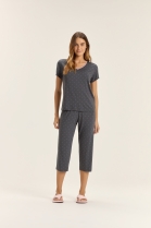 PIJAMA FEMININO MANGA CURTA E CAL&Ccedil;A CAPRI CHUMBO PO&Aacute; - COR COM AMOR
