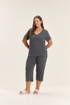 PIJAMA FEMININO MANGA CURTA E CAL&Ccedil;A CAPRI CHUMBO PO&Aacute; PLUS SIZE - COR COM AMOR