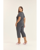 PIJAMA FEMININO MANGA CURTA E CAL&Ccedil;A CAPRI CHUMBO PO&Aacute; PLUS SIZE - COR COM AMOR