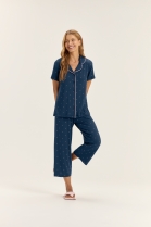 PIJAMA FEMININO MANGA CURTA COM BOTÕES E CALÇA CAPRI AZUL POÁ - COR COM AMOR
