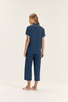 PIJAMA FEMININO MANGA CURTA COM BOTÕES E CALÇA CAPRI AZUL POÁ - COR COM AMOR